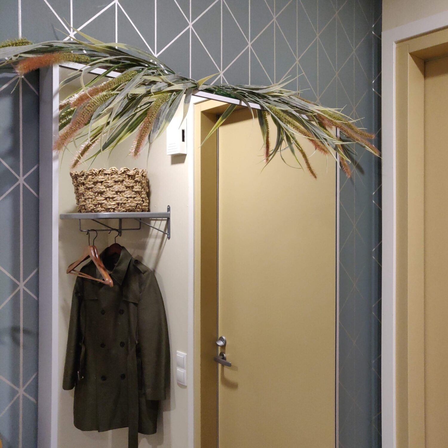 Eteisen tapetointi ja somistusta