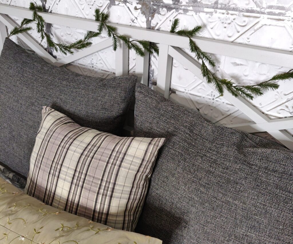 Muoviset havukasvit talvikauden sisustuksessa